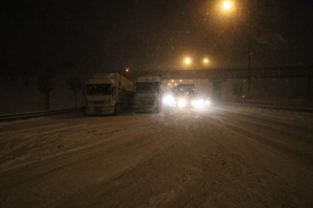 Yoğun kar nedeniyle Bolu Dağı'nda ulaşım durdu