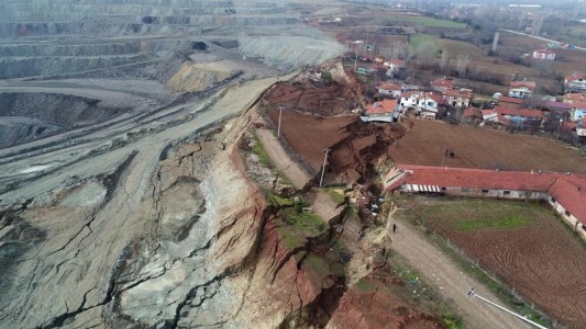 Heyelana sebep olan termik santral yüzlerce köylüyü evsiz bıraktı