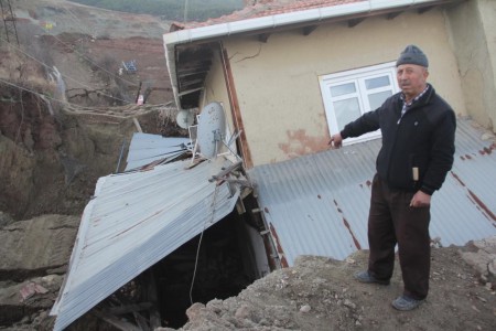 Heyelana sebep olan termik santral yüzlerce köylüyü evsiz bıraktı