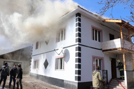Bolu'da ahır, fırın evi, 2 samanlık, 2 bin saman balyası yandı