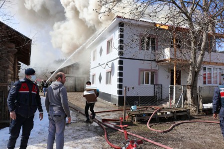 Bolu'da ahır, fırın evi, 2 samanlık, 2 bin saman balyası yandı