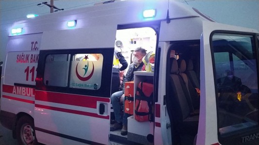 Otoyol'da bariyerleri aşan otomobil, şarampole uçtu: 4 yaralı