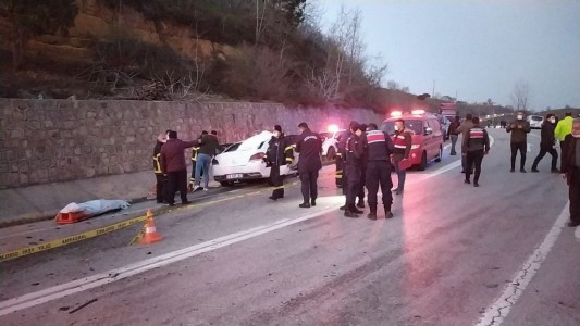 Otoyol'da bariyerleri aşan otomobil, şarampole uçtu: 4 yaralı