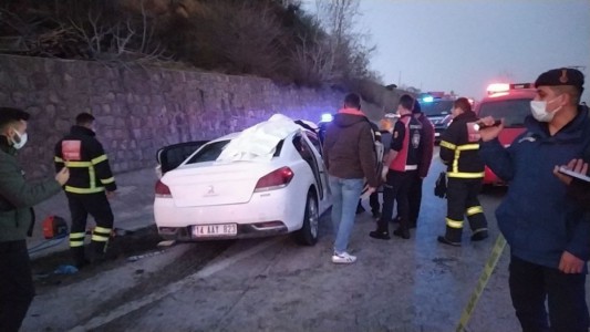 Otoyol'da bariyerleri aşan otomobil, şarampole uçtu: 4 yaralı