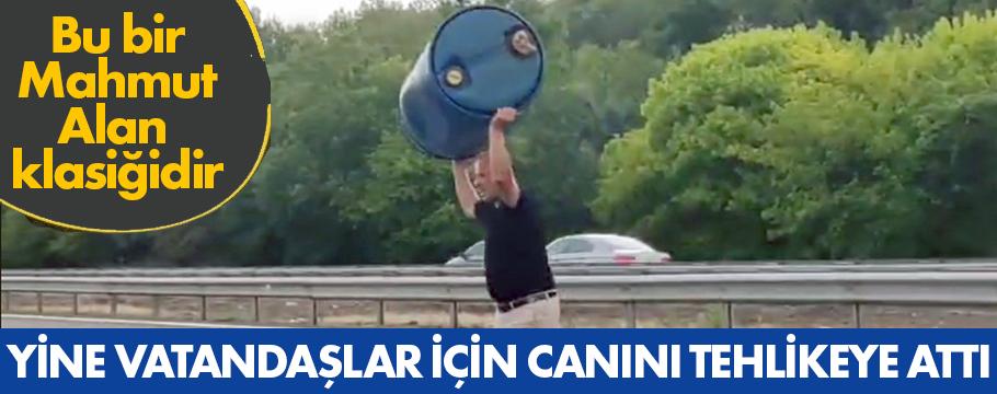 Canını hiçe sayarak, trafiği tehlikeye düşüren varili yolun dışına attı