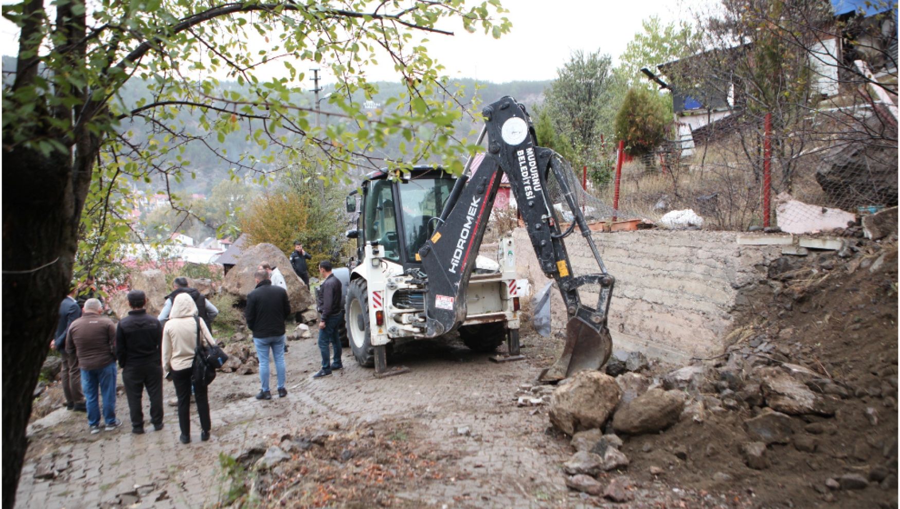 Dev kaya parçası yola düştü