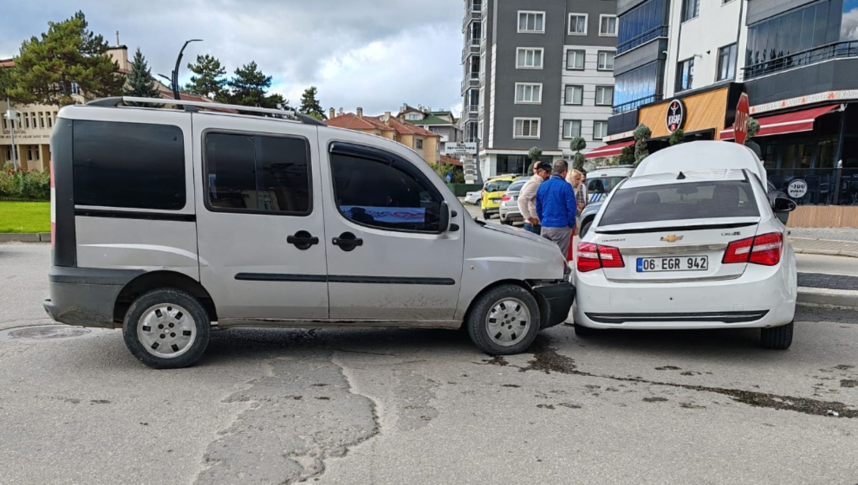 Dönel kavşakta otomobille ticari araç çarpıştı