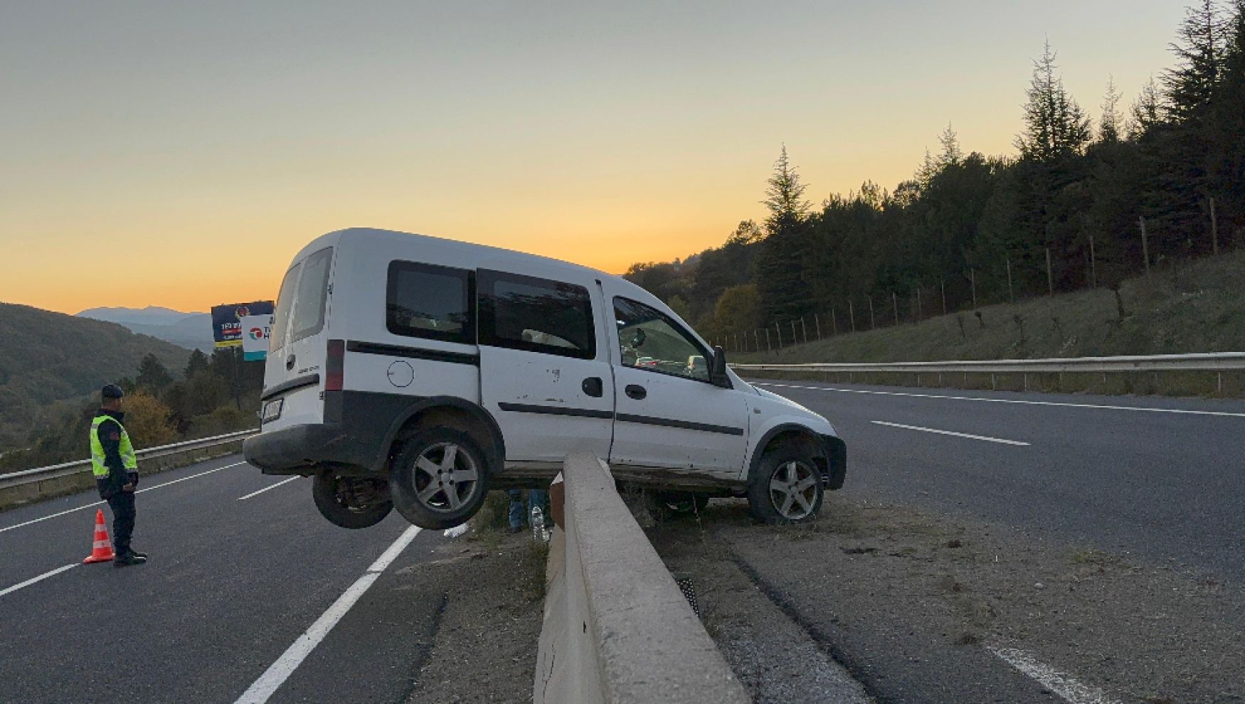 Ticari araç, beton bariyerlerde asılı kaldı: 1 yaralı