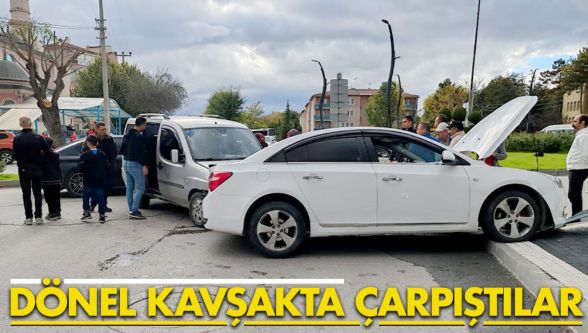 Dönel kavşakta otomobille ticari araç çarpıştı