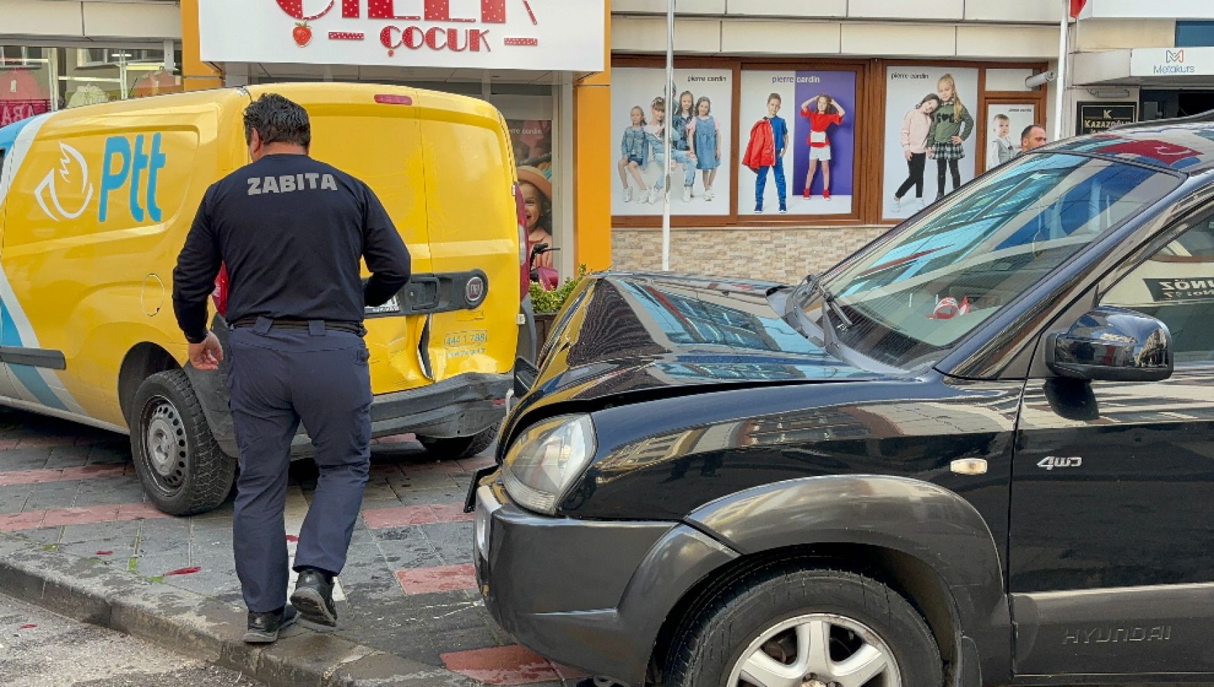 Bolu'da sürücüsü rahatsızlanan cip kafeye daldı