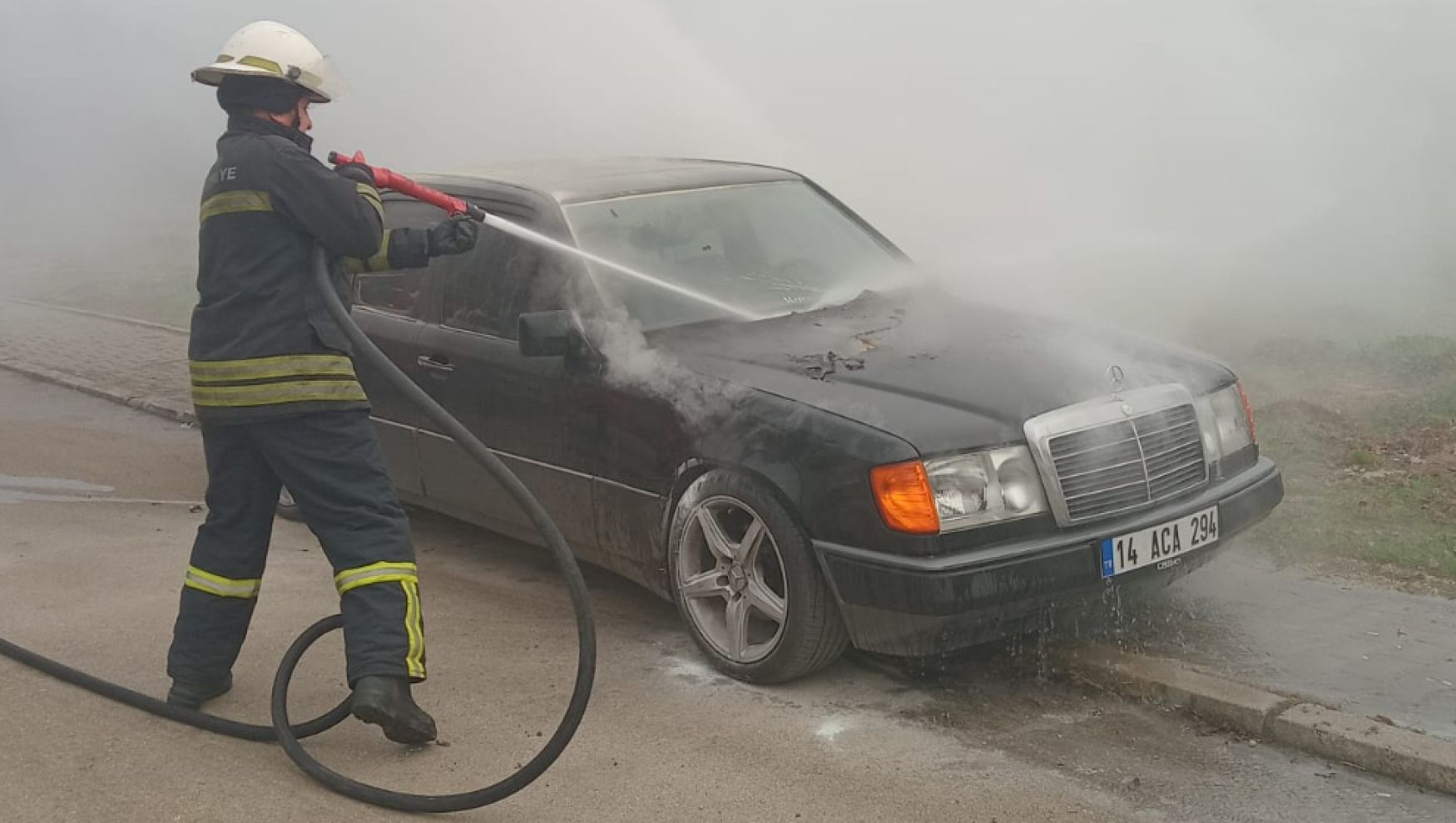 İtfaiyeciler emektar Mercedesi kül olmaktan kurtardı