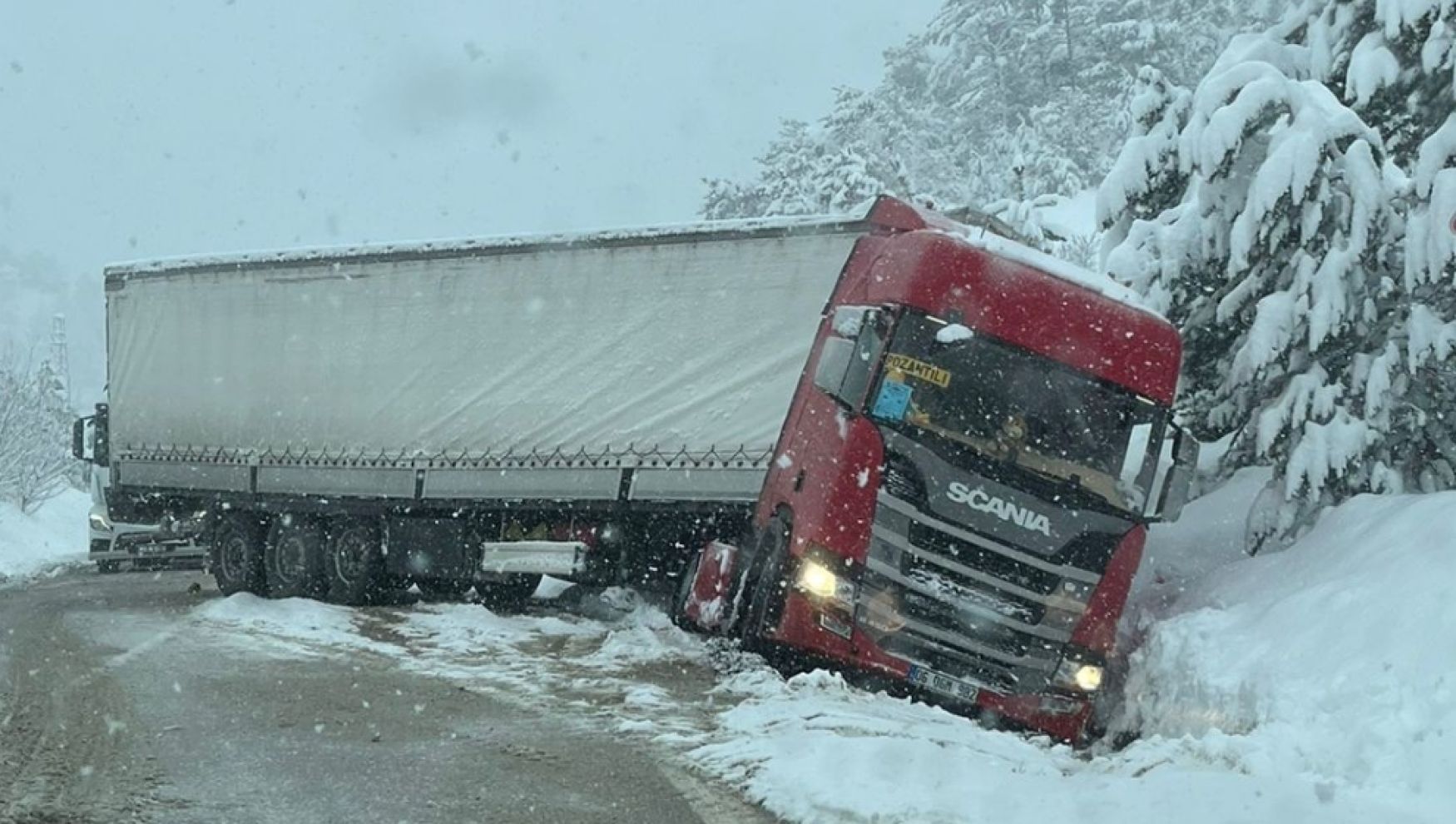 Kızak gibi kayan tır trafiği aksattı