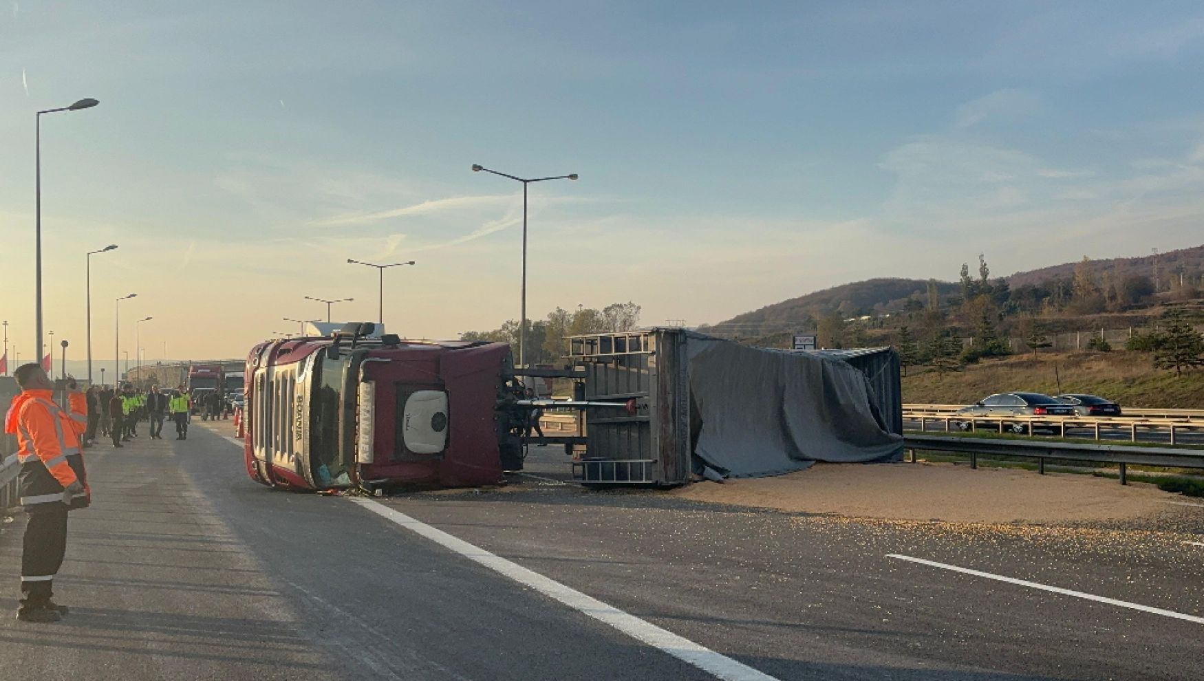 Otoyolda tır devrildi: Yol mısır tarlasına döndü