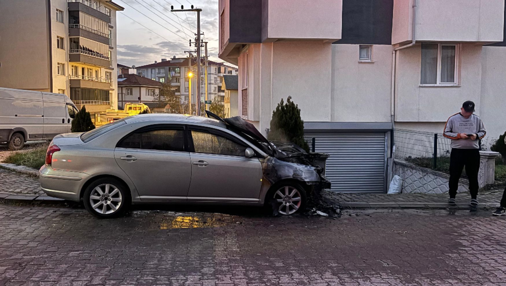 Sanayiye götüreceği otomobili alev alev yandı