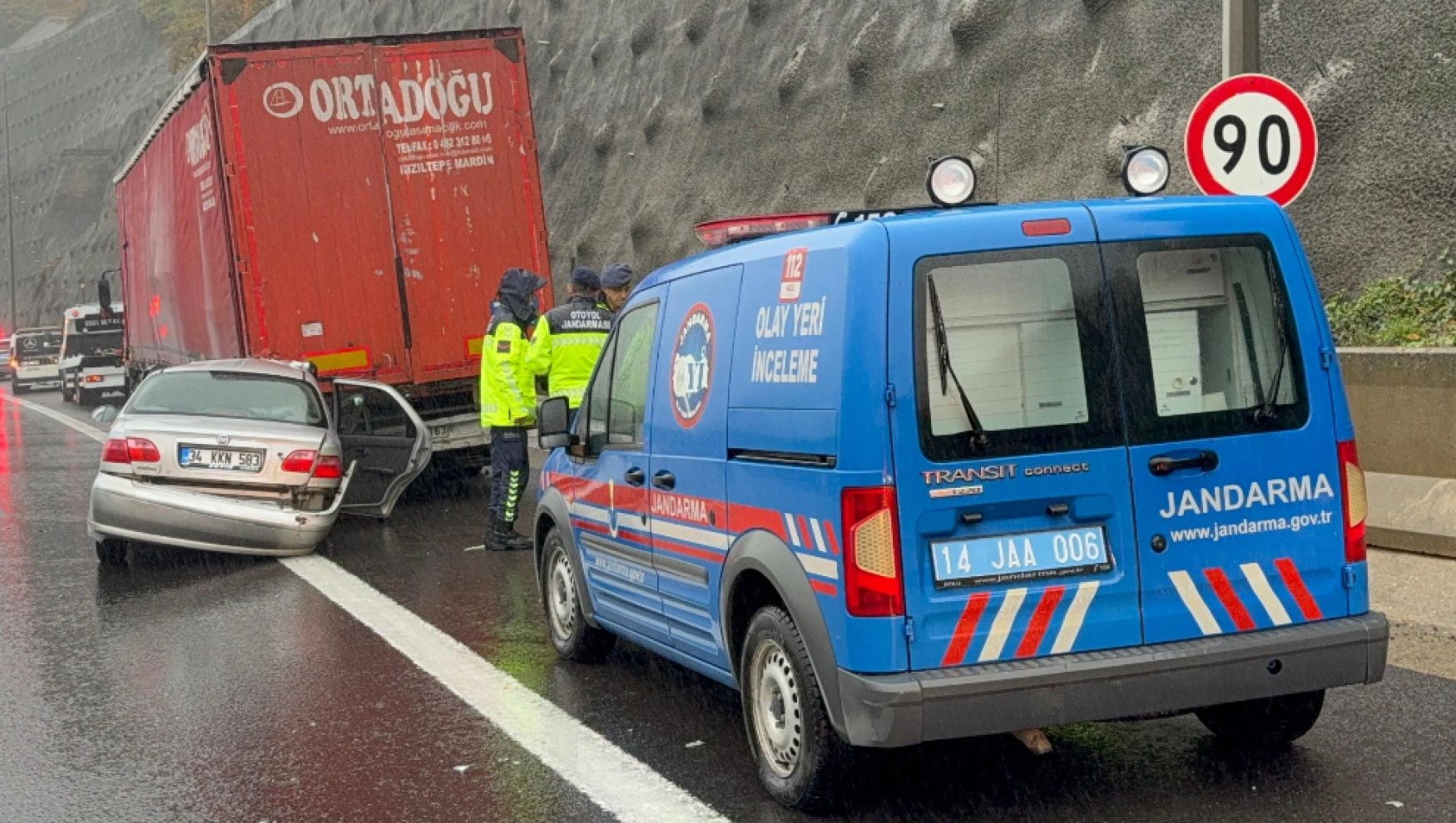 Tıra arkadan çarpan otomobilde 1 kişi öldü, 4 kişi yaralandı