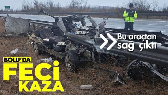 Bariyerlere ok gibi saplanan aracın motoru ve tavanı koptu