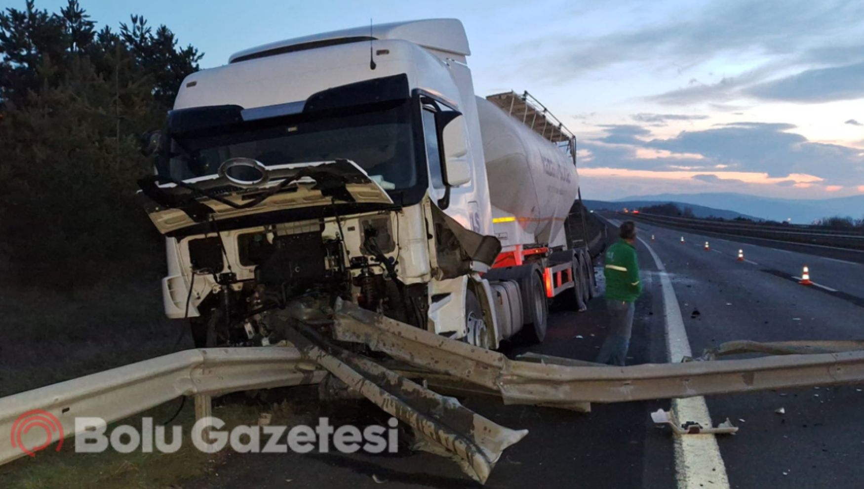 Çelik bariyer tıra ok gibi saplandı