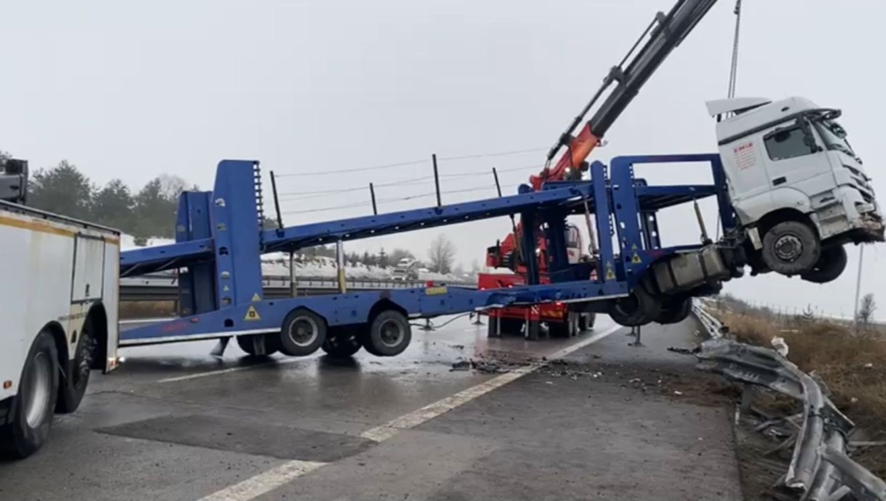 Otomobil makaslayan tırın altına girdi: 1 yaralı