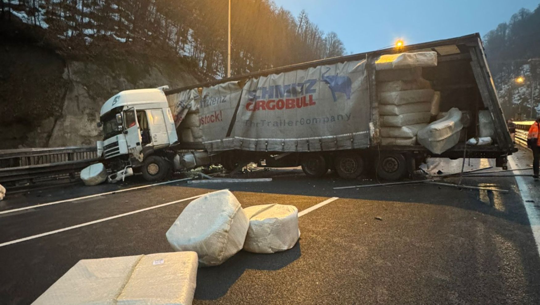 Tır makasladı otoyol trafiğe kapandı