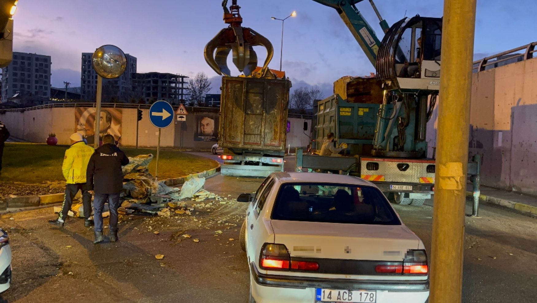 Kamyon alt geçide takıldı: Trafik kilitlendi