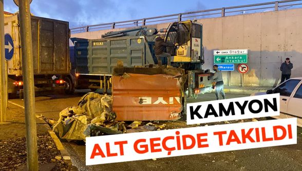 Kamyon alt geçide takıldı: Trafik kilitlendi