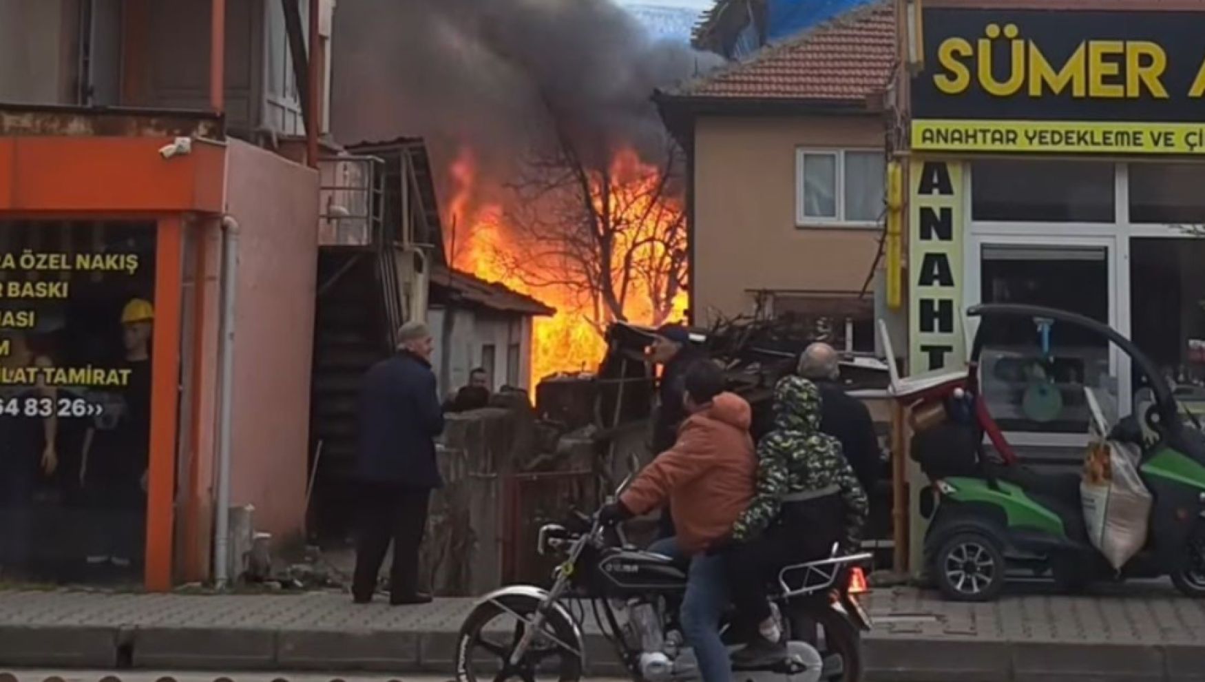 Bolu'da iki baraka alevlere teslim oldu