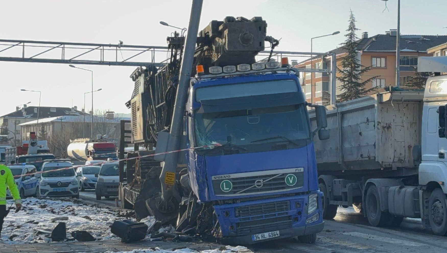 Bolu’da vinç yüklü tır çarptığı sinyalizasyon direğini yerinden söktü