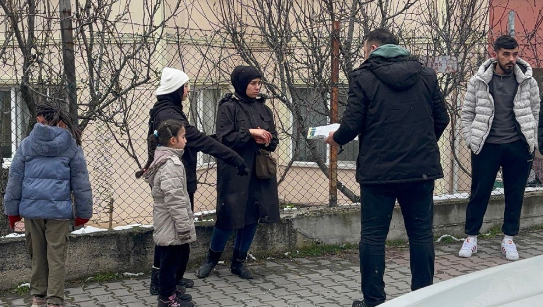 Eski sevgilisini sokak ortasında bıçakladı