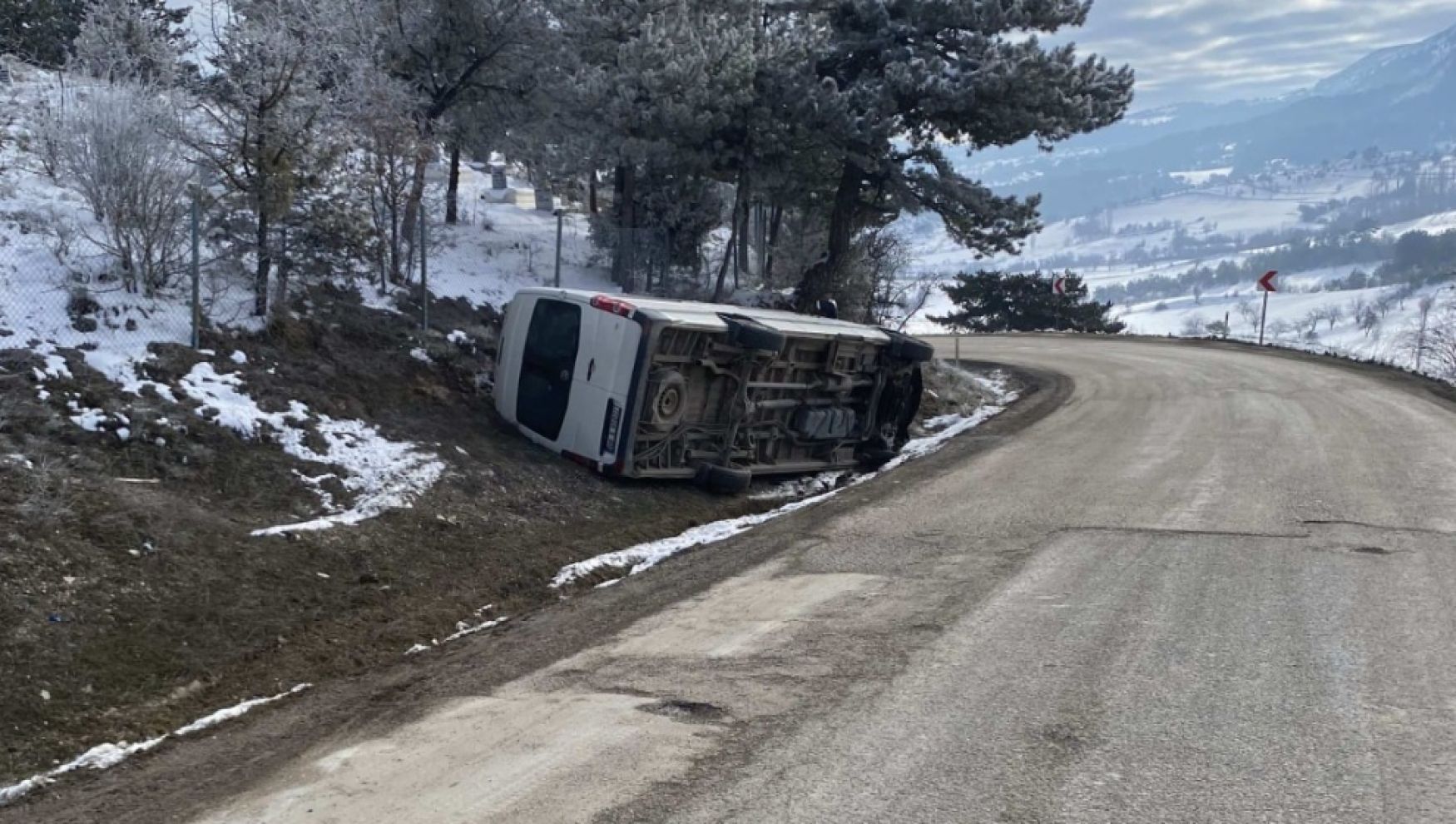 İşçi servisi devrildi: 22 kişi yaralandı