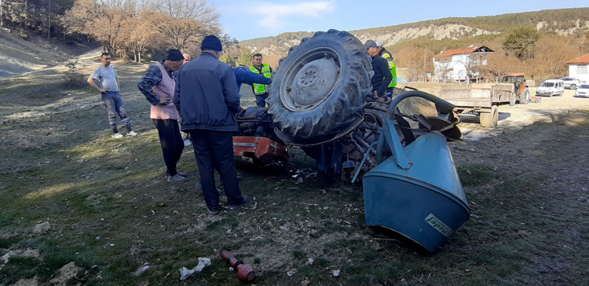 Bolu'da traktör devrildi: Kadın sürücü yaralandı