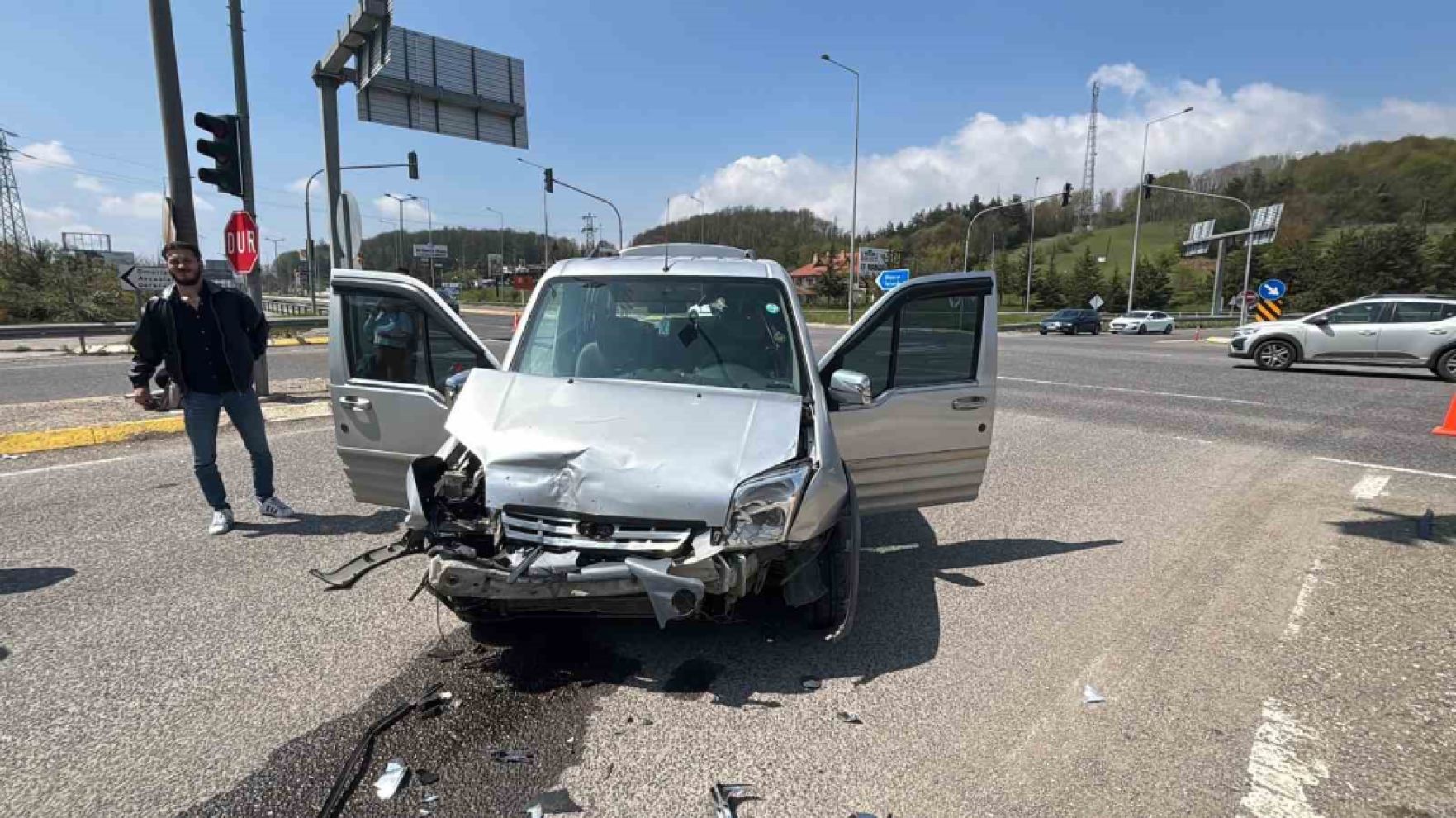 Abant kavşağında hafif ticari araç ile otomobil çarpıştı: 10 yaralı