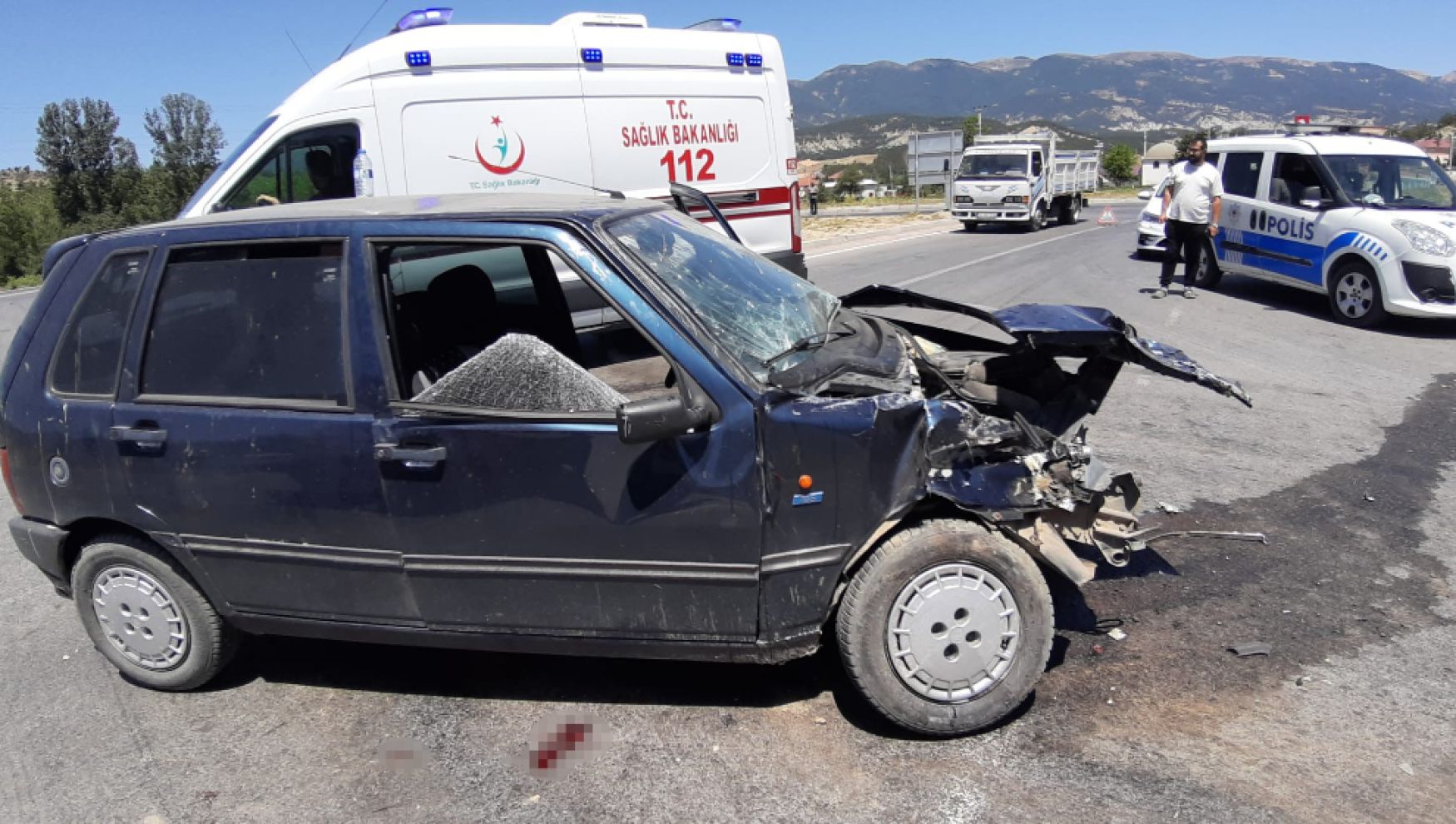 Bolu'da kavşakta süt kamyonu ile otomobil çarpıştı: 2 yaralı