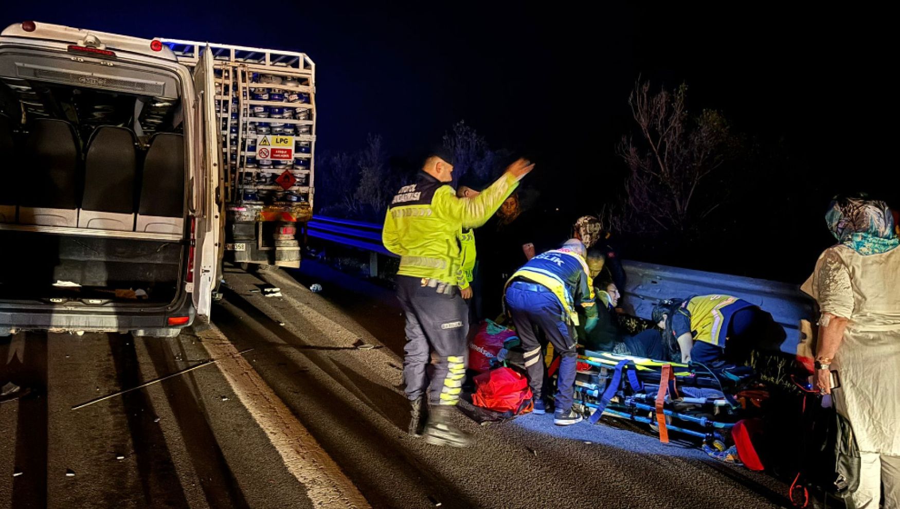 Minibüsle tüp yüklü kamyon çarpıştı: 16 kişi yaralandı