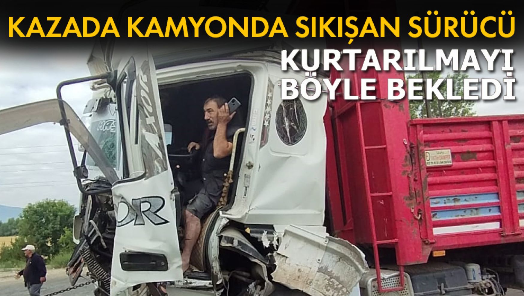 Otoyol'da feci kaza: Kamyon hurdaya döndü sürücü sıkıştı
