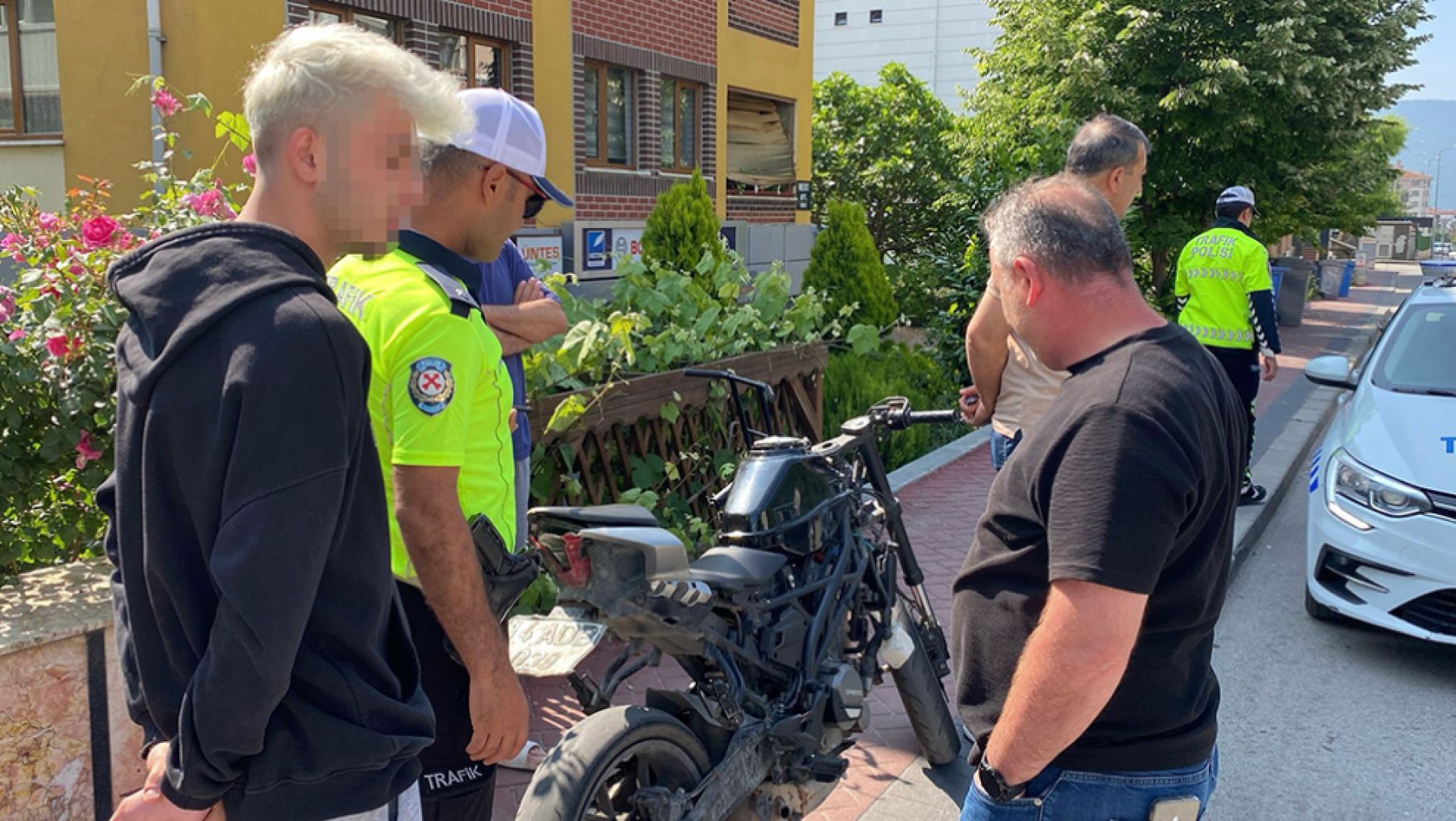 Tek teker şov yaptı, polise yakalandı: 19 bin lira ceza
