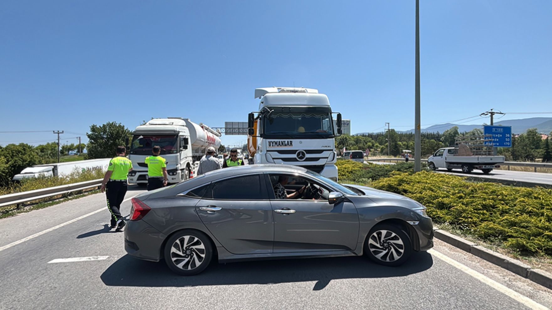 Tır, otomobili 60 metre sürükledi: Şans eseri yaralanan olmadı