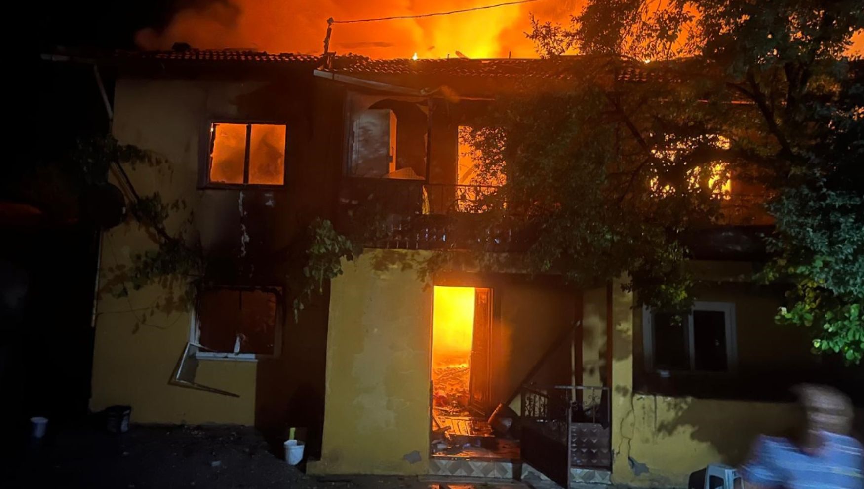 Yaşlı kadının 2 katlı evi küle döndü