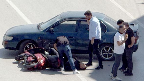 Otomobil ile çarpışan motosiklet sürücüsü yaralandı
