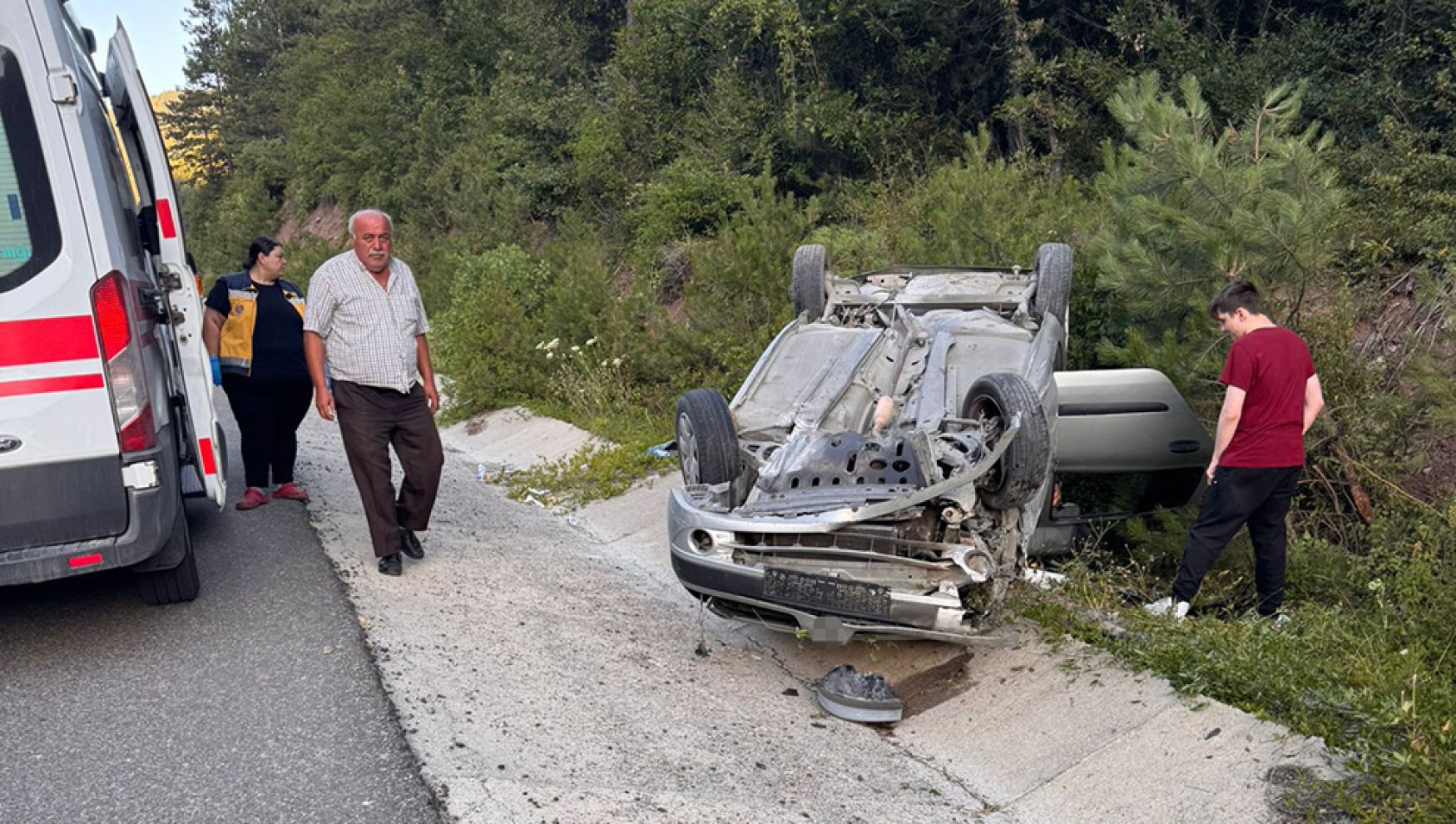 Kontrolden çıkan otomobil takla attı: 3 yaralı