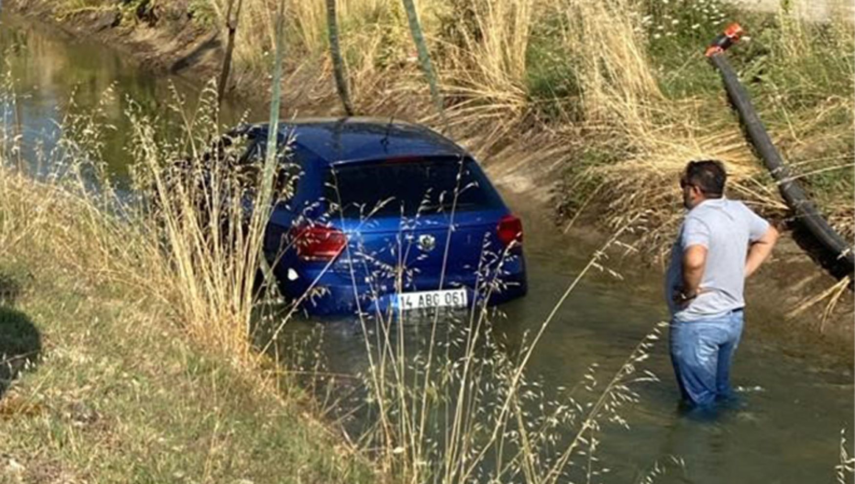 Sulama kanalına uçan otomobil, vinçle çıkarıldı