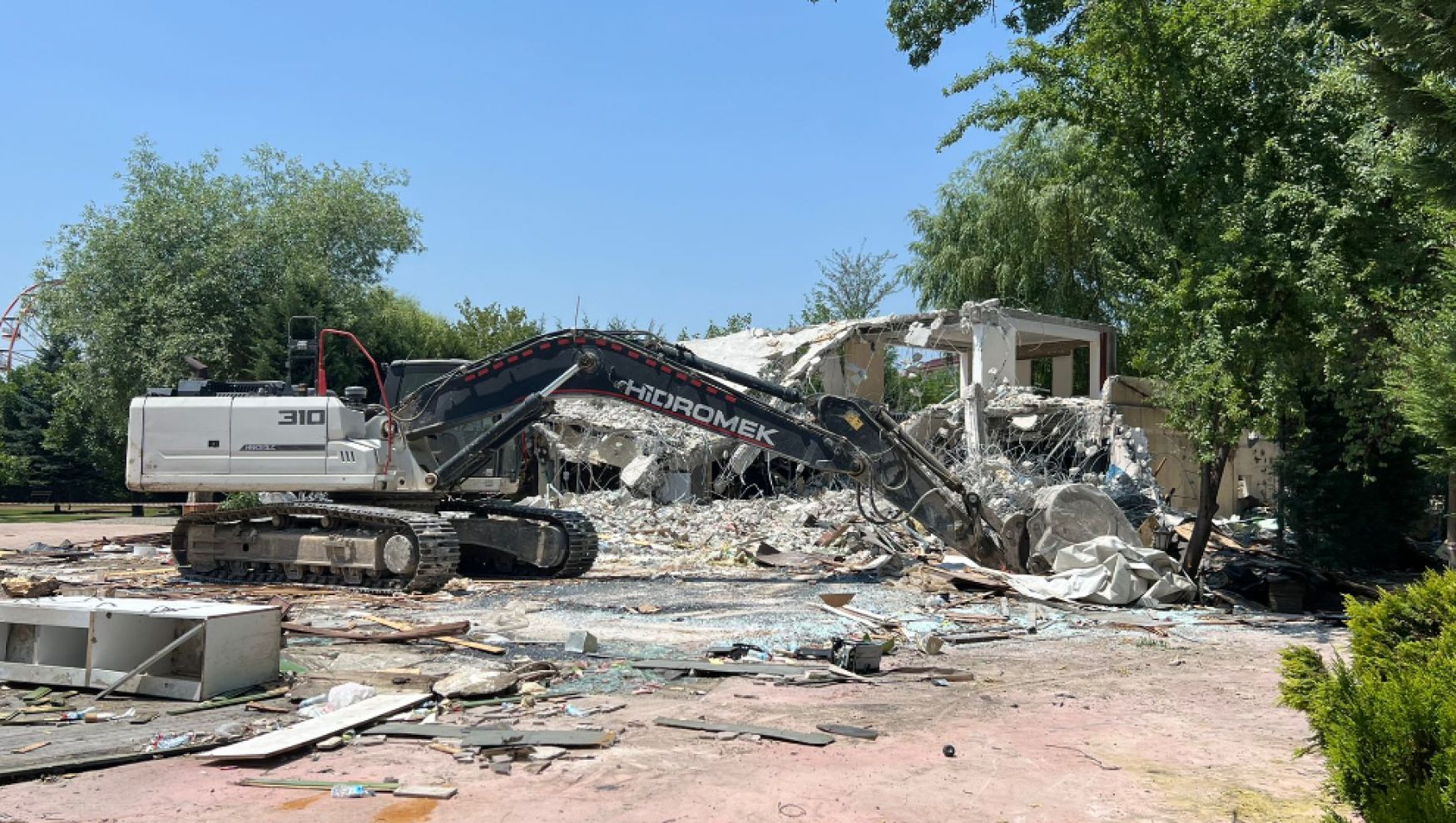Tunalı kafe olarak yıllardır hizmet veren bina yıkıldı