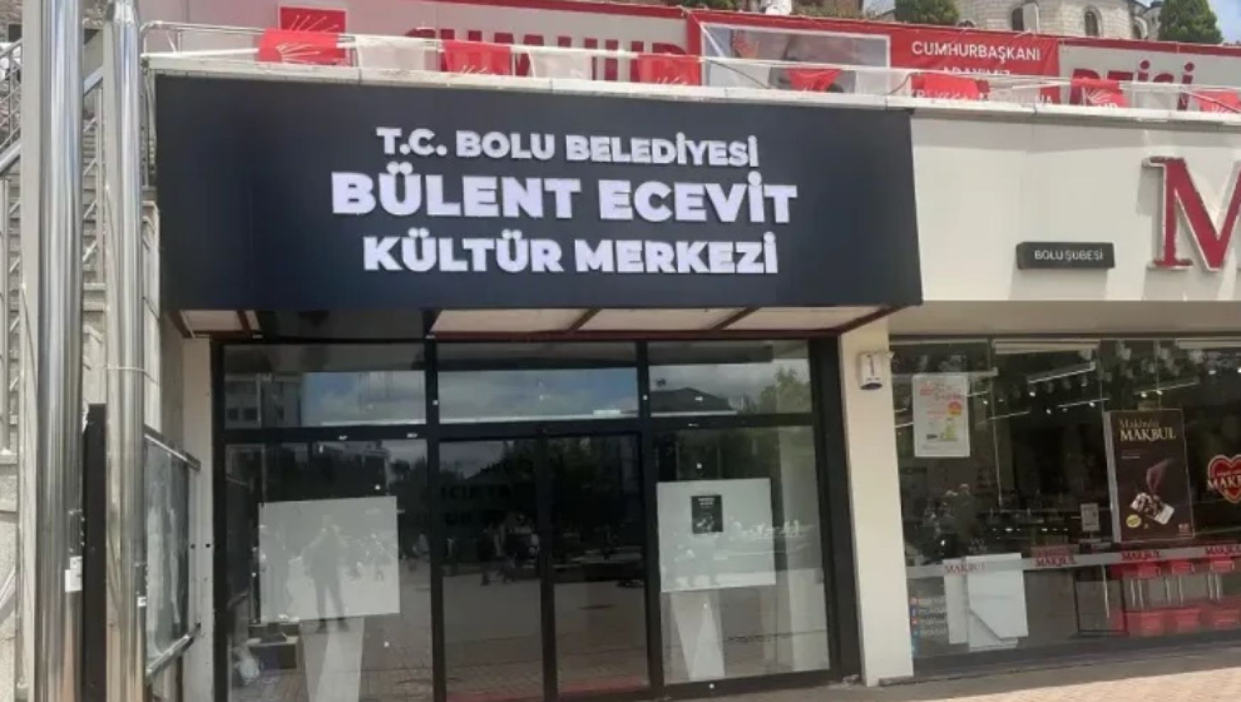 Valilik “Uygun değil” dedi, belediye tabelayı değiştirdi