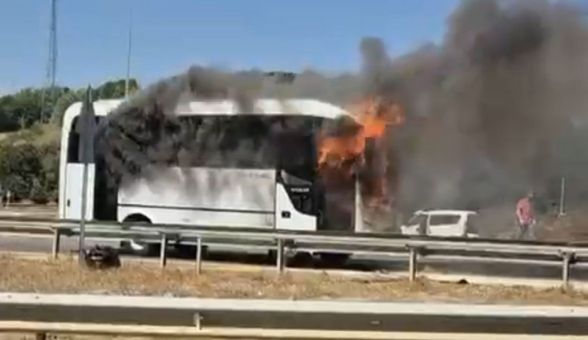 Bolu'da seyir halindeki minibüs alev alev yandı