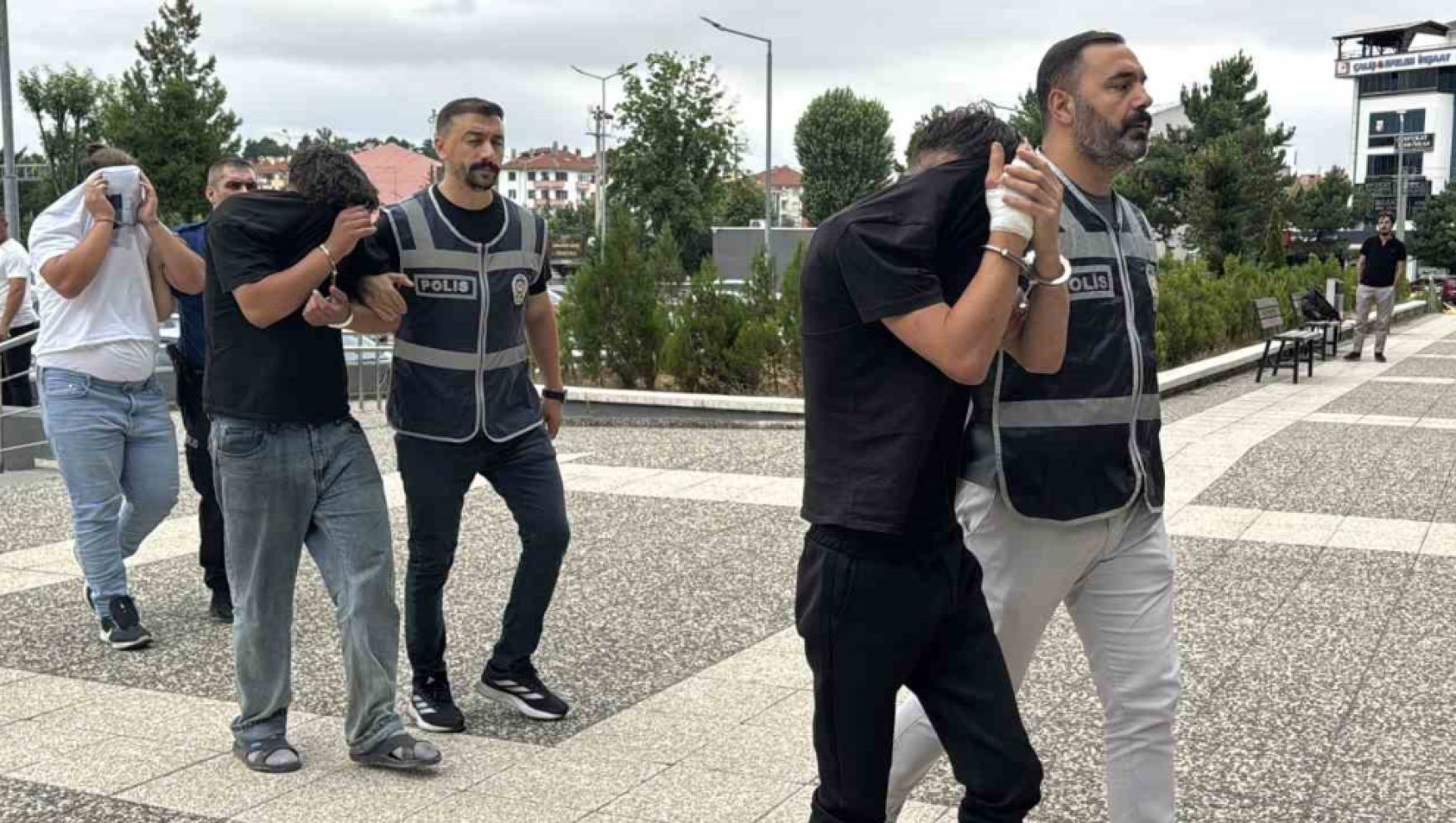 200 bin liralık alkol çaldılar: 
