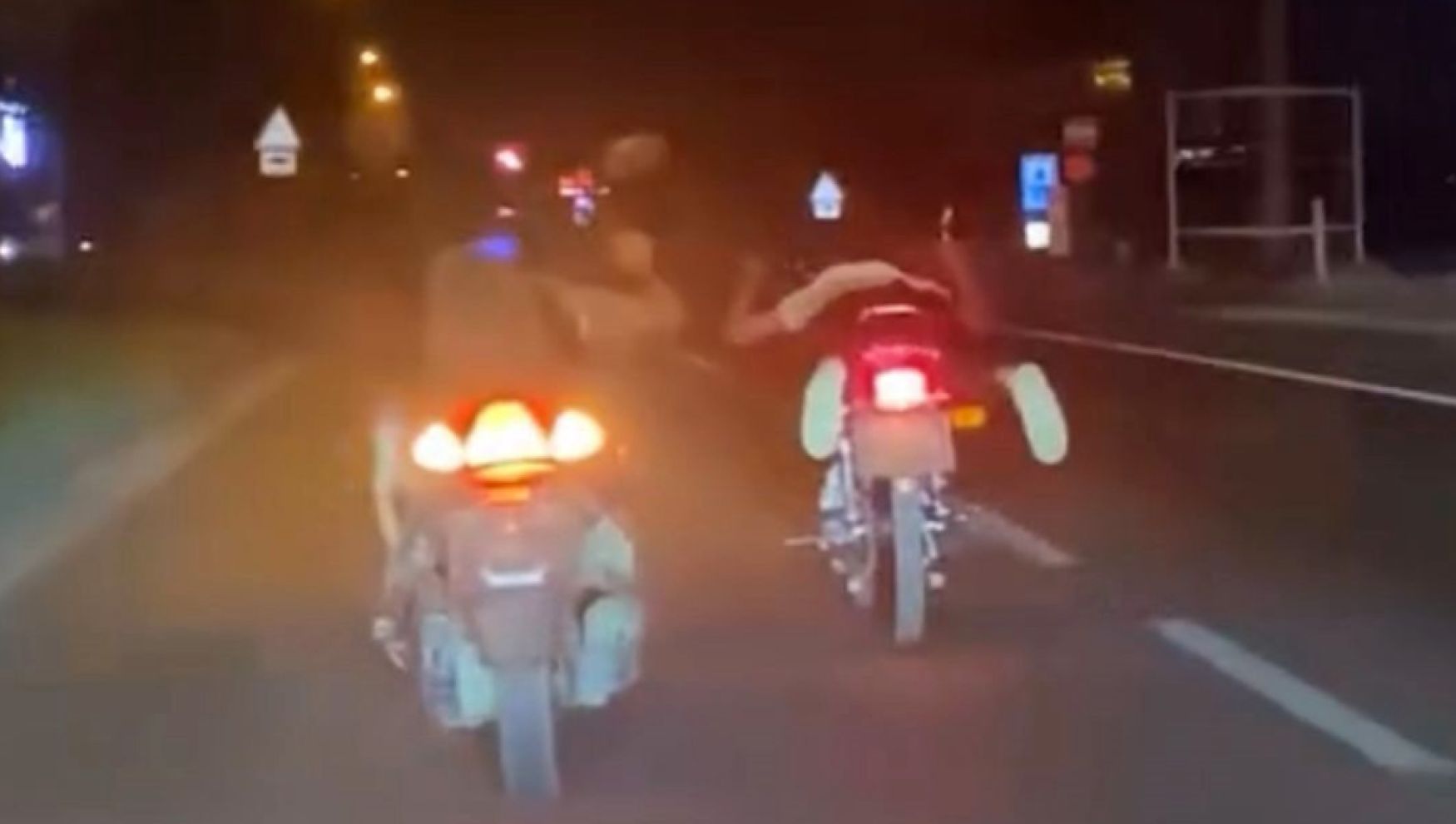Bolu'da D-100'de motosikletin üstünde yatarak tehlikeli yolculuk yapan magandalar kamerada