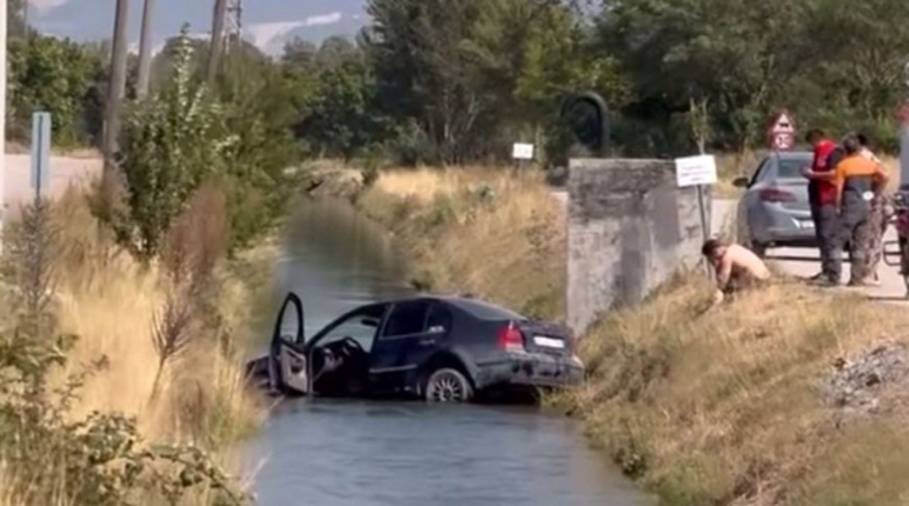 Bolu'da otomobil sulama kanalına uçtu