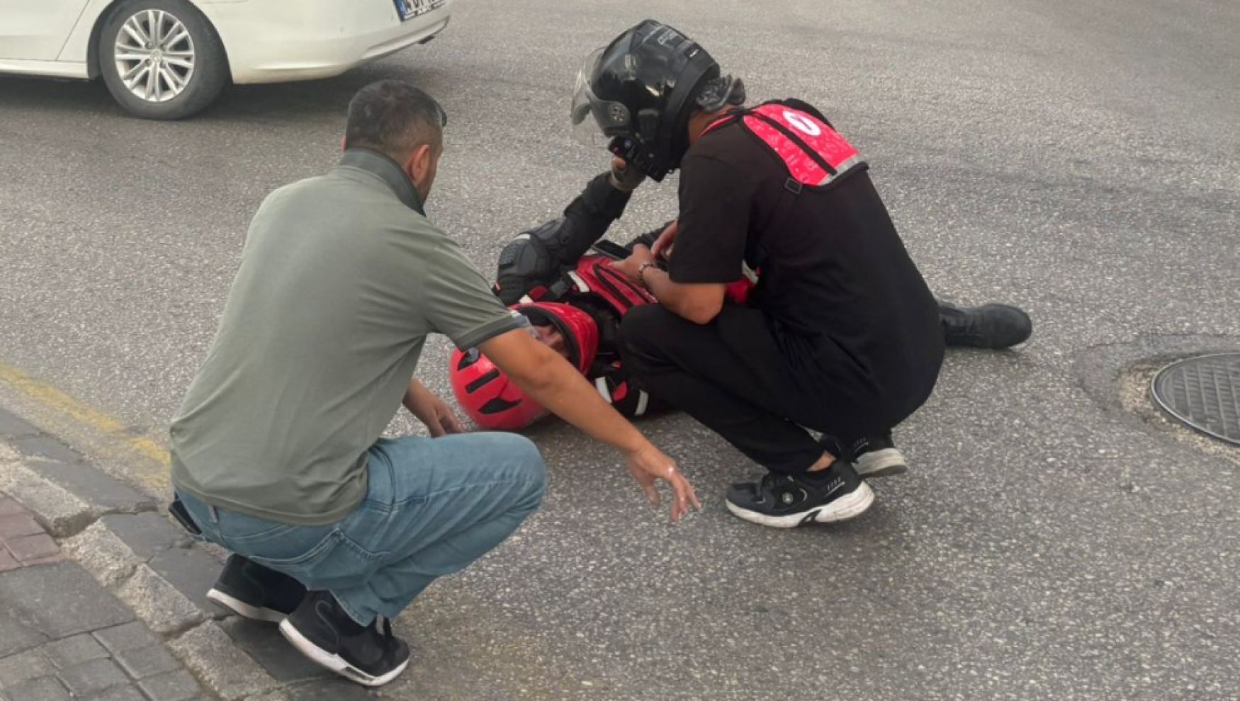 Motosikletli kurye kazayı ucuz atlattı