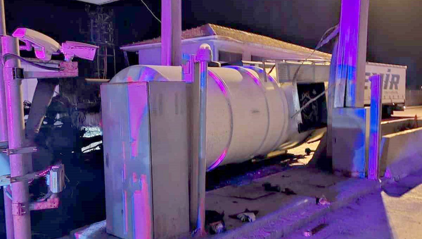 Tanker gişelere çarpıp devrildi: 1 yaralı
