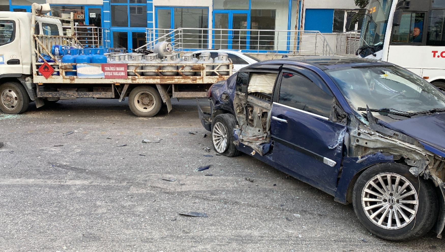 Tüp yüklü kamyona çarparak durabildi: Faciaya ramak kaldı