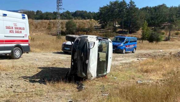 Bolu-Mudurnu yolunda virajı alamayan araç yan yattı: 2 yaralı